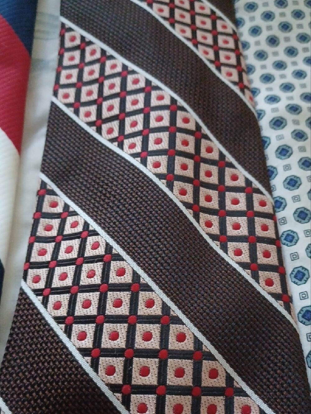 Men's Red Paisley Tie - Classic Burgundy Neck Tie - Picture 3 of 7